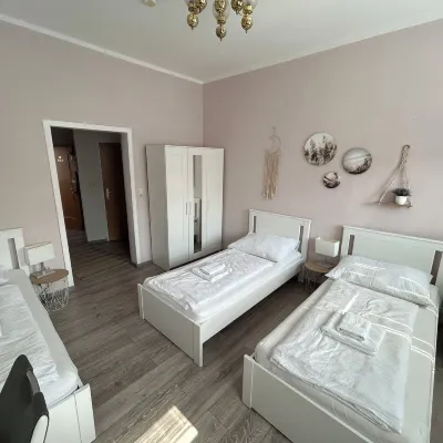 Pension Lizzi Hotels near Siebenhirten Metro Stop