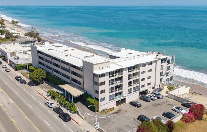 Oceanfront Gem w/ Balcony, Pool, Hot Tub & Carbon Beach Access Bluewater Haven by Avantstay