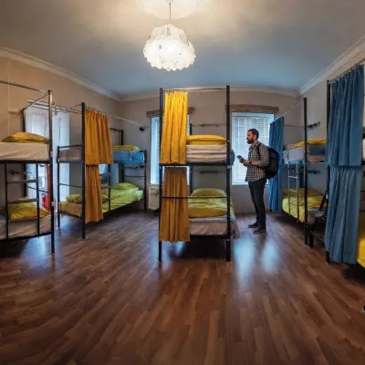 The Friends Hostel Hotels in der Nähe von კოლხური შადრევანი