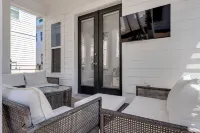 4 cruiser bikes, 8 beach chairs, .5 mile to beach POOL OPEN!