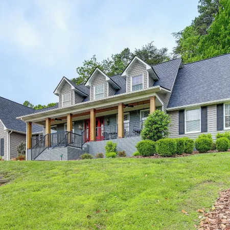 Walk to Main St! 4-acre Family Escape in London