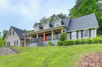 Walk to Main St! 4-acre Family Escape in London - 3 estrellas