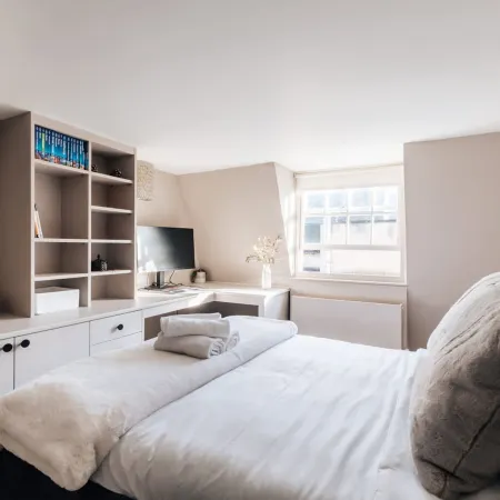 Modern Stylish Central Bath Apartment