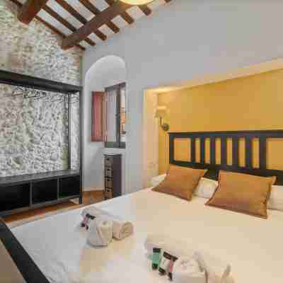 Casa con patio, piedra y luz natural Rooms