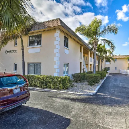 Walk to Beach and Dining Sunny St Pete Condo!