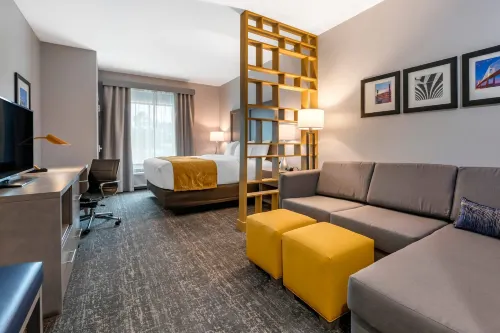Comfort Inn & Suites Jacksonville - Orange Park Near Naval Air Station