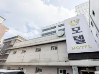 Motel Moon โรงแรมใกล้สถานี Singil Station