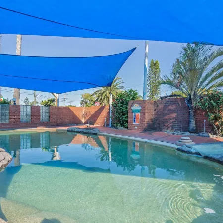 Sapphire Palms Motel
