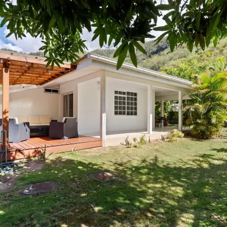2BR Moorea Retreat With Private Canal BBQ