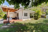 2BR Moorea Retreat With Private Canal BBQ - Wi-Fi