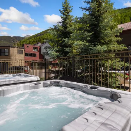 Ski in Out Lift 7! Deck, Hot Tub, Garage Parking Condo