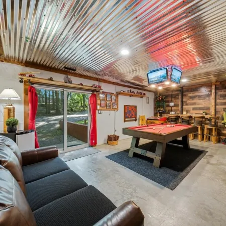 Log Cabin, Utk/Neyland, Smokies, 16Acres, FP, HotTub, GameRoom, Fishing, Pets