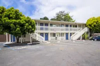 Fisherman's Cove Inn - Motels