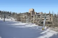 Family-Friendly Ski-In Ski-Out 2BR | Beaver Run - Jacuzzi