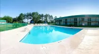 Travelers Inn Douglas By OYO US-441 - Pool