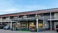 Colonial Inn Ellsworth - parking