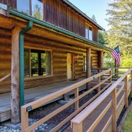 American Alps Lodge: Riverfront, Hot Tub, EV Charger, Game Room