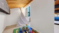 Tahoe Pines Retreat by Avantstay Pine-view Townhome Shared Pool + Mins to Northstar - Wi-Fi