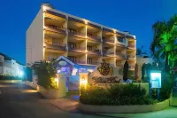 Yellow Bird Hotel - parking