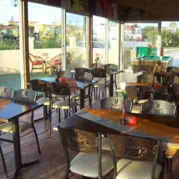 Alexis Pool Apartments Dining/Meeting Rooms