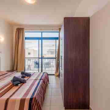 GetawaysMalta - Seashells 2-Bedroom Apartment in Bugibba Rooms