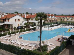 Two Bedrooms Apartment in Residence With Swimming Pool - Great Location