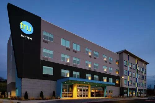Tru by Hilton Staunton - parking