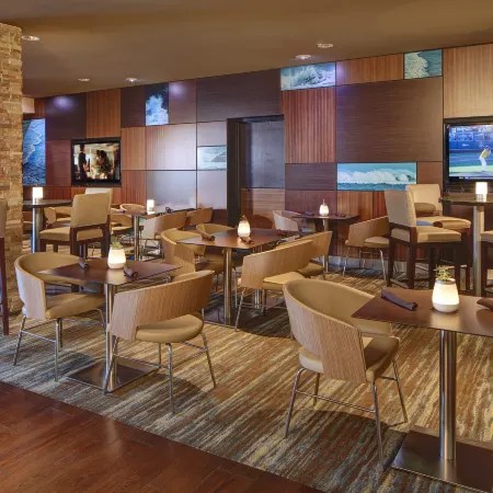 Embassy Suites by Hilton San Diego La Jolla Отели рядом с достопримечательностью «Институт Солк»