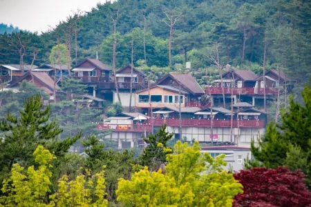 Hoengseong Fairy Tale Hut Pension Отели рядом с достопримечательностью «Hoengseong Welli Hilli Park Ski Resort»