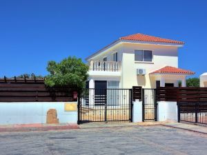 Villa 200m to the Coral Bay Strip, Large Pool