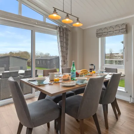 Sandpiper - Luxury Lodge, Close to Beach, Pet Friendly