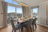Sandpiper - Luxury Lodge, Close to Beach, Pet Friendly - Pet friendly