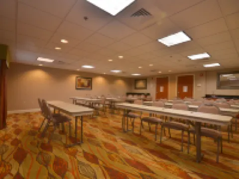 Holiday Inn Express & Suites Pine Bluff by IHG Hotels in Pine Bluff