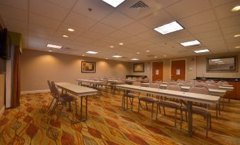 Holiday Inn Express & Suites Pine Bluff