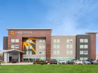 La Quinta Inn & Suites by Wyndham Shorewood Hotels in Will County