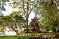 Wopakok Hotel and Restaurant Hotels in Champasak