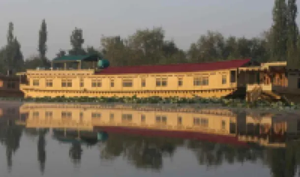 Mascot Houseboats