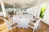 Fantasy Island Beach Resort and Marina - All Inclusive فنادق في Pristine Bay