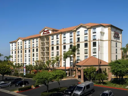 Hampton Inn & Suites Anaheim Garden Grove Отели рядом с достопримечательностью «Университет Стантон»