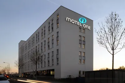 Motel One Frankfurt Airport Hotel dekat Evangelischen Dankeskirchengemeinde