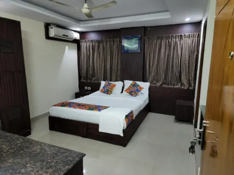 WesternSuites Hotel / Spa