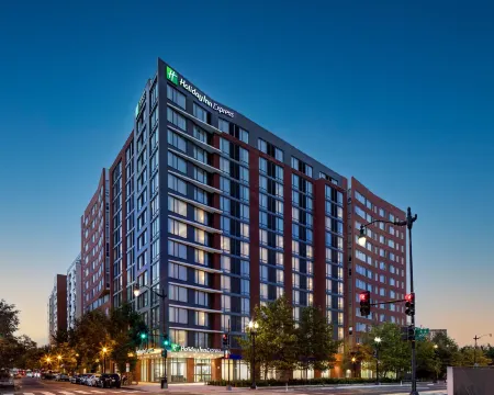 Holiday Inn Express Washington DC Downtown Отели рядом с достопримечательностью «Original Founding Church of Scientology»