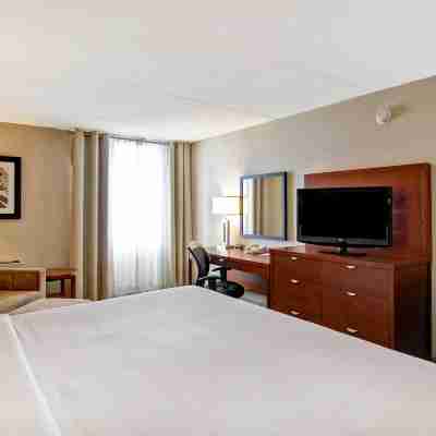 Holiday Inn Oakville Centre, an IHG Hotel Rooms