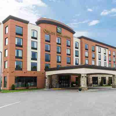 Quality Inn & Suites Hotel Exterior
