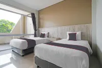 Capital O 1898 Louise Place Hotels in Cianjur