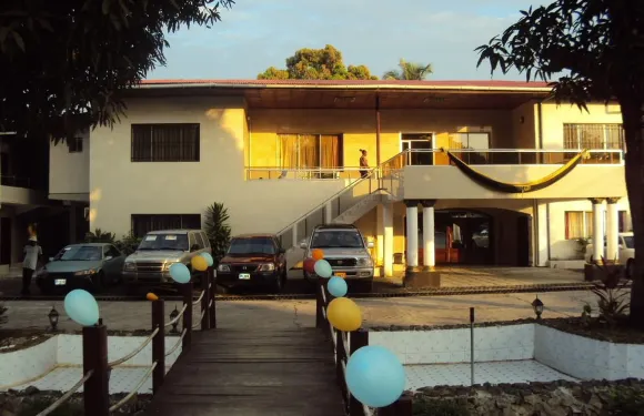 大使套房酒店及餐廳