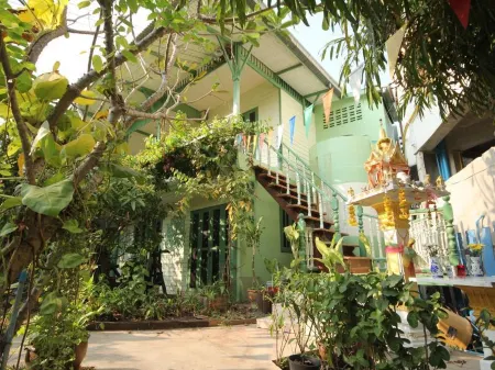 Baanrak Amphawa Homestay