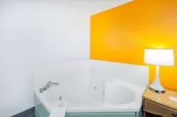 Howard Johnson by Wyndham Staunton - Hot Tub