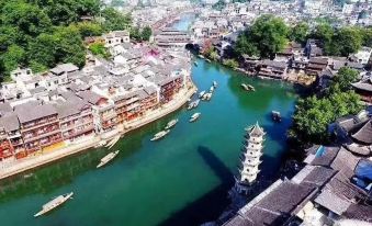 Fenghuang Yingfengju River View Homestay