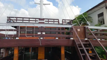 Anda Beach Hotel Отели рядом с достопримечательностью «Таман Секкенг Булукамба»